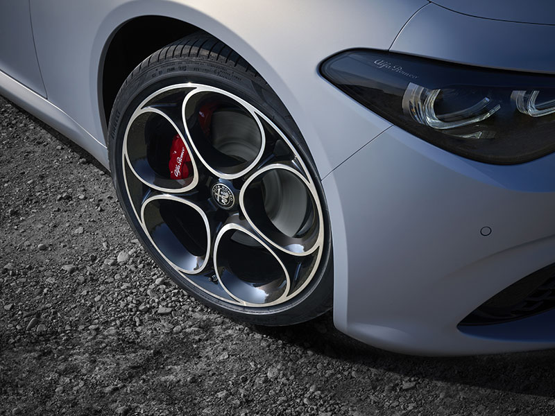 Offerta Berlina Nuova ALFA ROMEO GIULIA: highlights del nuovo modello e le migliori soluzioni per noleggiarlo Varie motorizzazioni  foto 3