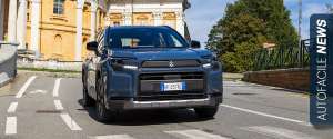 Nuova Suzuki Across Plug-in Hybrid: la photo gallery tra città, natura e tecnologia